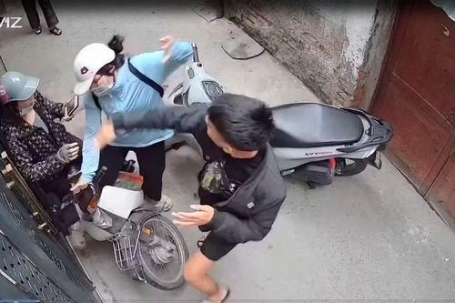 Nam thanh niên đi xe máy không mũ bảo hiểm hành hung phụ nữ tại phường Định Công