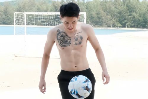Đình Bắc khoe cơ bụng 6 múi