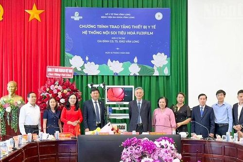 Vĩnh Long tiếp nhận hệ thống nội soi tiêu hóa do gia đình Giáo sư Đào Văn Long trao tặng