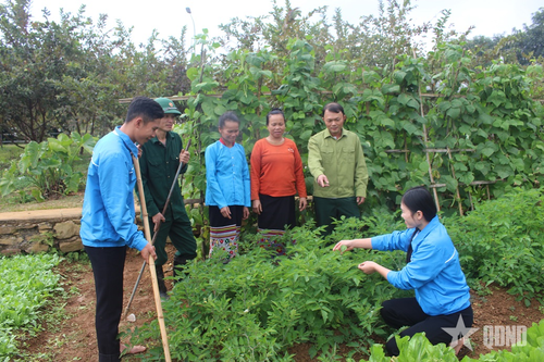 Những người 'thắp lửa' trên vùng đất khó