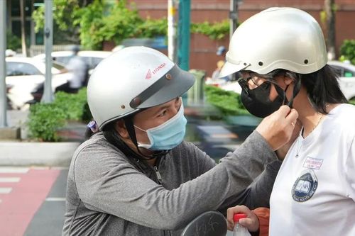 Cùng con vượt khó...