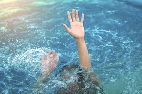 Bé trai đuối nước thương tâm sau khi xin gia đình đi thả diều