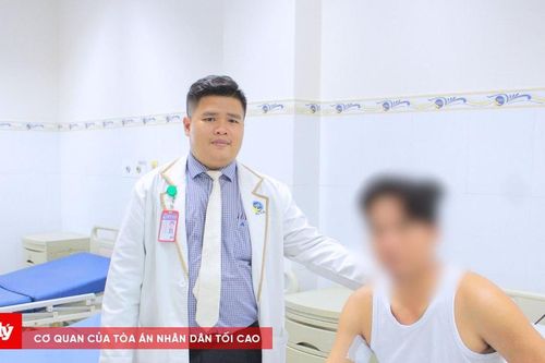 Thanh niên bị thanh sắt đâm xuyên cánh tay