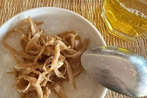 Bạn trai mang xôi, gà đi du lịch, sáng ăn cháo trắng khiến bạn gái hoảng hồn