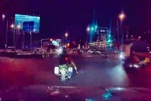 TPHCM: Công an phường hú còi mở đường, đưa người phụ nữ nghi tai biến đi cấp cứu