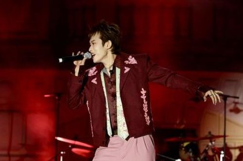 Kay Trần 'mở cửa trái tim' bằng liveshow đầu tiên tại Nhà hát Lớn
