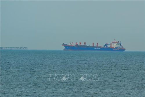 Tàu chở hàng phát nổ do vật thể lạ tại UAE