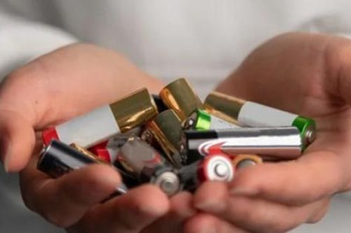 Một sai lầm khi mua pin AA khiến người dùng phải thay liên tục