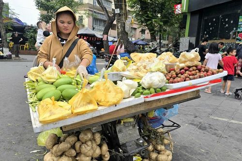 Hà Nội sắp thí điểm vùng phát thải thấp, nhiều lao động lo tích tiền đổi xe điện