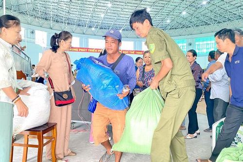Tặng 200 phần quà cho người dân xã Tri Tôn