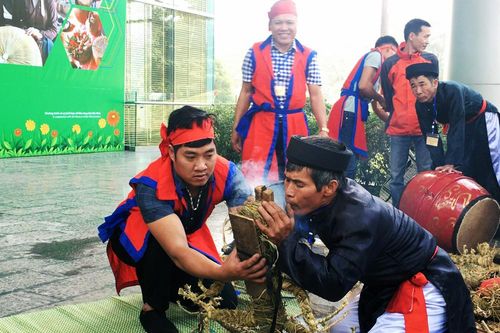 Độc đáo tục kéo dây lấy lửa làng Yên Vỹ