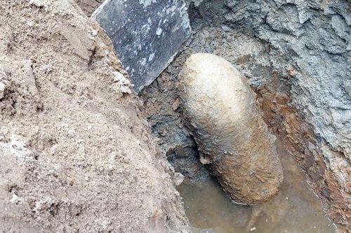 Bắc Ninh: Người dân phát hiện quả bom nặng 350 kg khi đào móng nhà