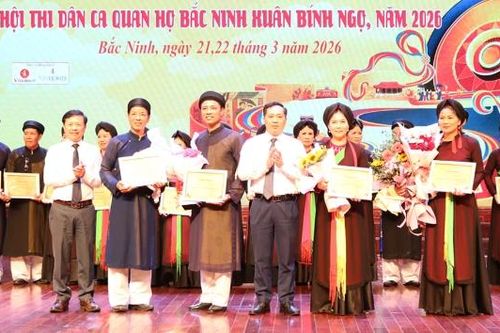Cặp liền chị làng quan họ Hòa Đình đạt giải Nhất nội dung đối đáp 150 câu