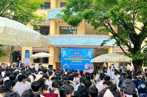 Sôi nổi ngày hội tư vấn tuyển sinh tại Trường THPT Nguyễn Trãi