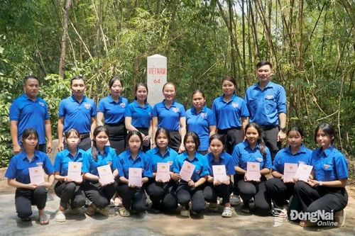 Tự hào Lễ kết nạp đoàn viên mới tại cột mốc chủ quyền biên giới của Đồng Nai