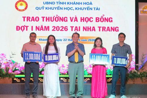 Quỹ Khuyến học, khuyến tài Khánh Hòa trao hơn 1,8 tỷ đồng phần thưởng, học bổng cho học sinh, sinh viên