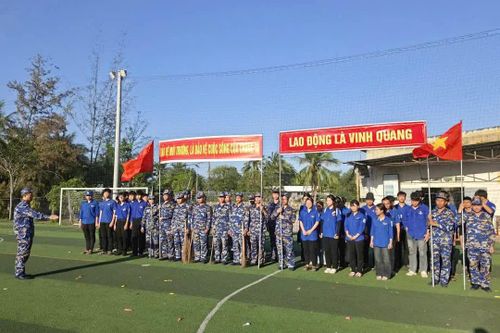 Các cơ sở đoàn tổ chức 'Ngày Chủ nhật xanh' tại Trường THPT Ngô Gia Tự