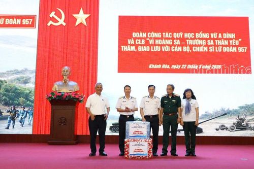 Quỹ học bổng Vừ A Dính và Câu lạc bộ 'Vì Hoàng Sa - Trường Sa thân yêu' giao lưu với Lữ đoàn 957