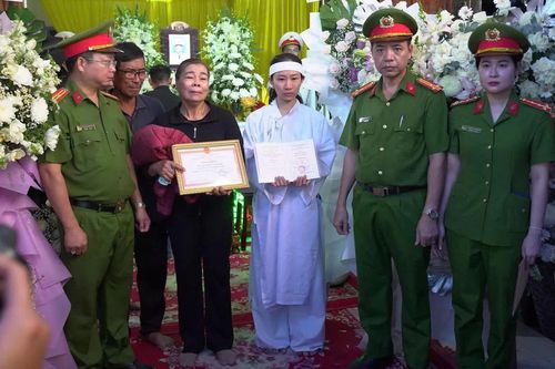 Quỹ Nghĩa tình đồng đội Công an nhân dân hỗ trợ 100 triệu đồng cho gia đình đồng chí Nguyễn Xuân Hải