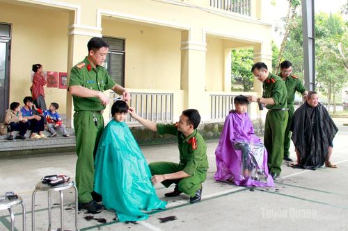 Ấm áp Chương trình 'Mái tóc nghĩa tình' tại Trung tâm công tác xã hội Hà Giang