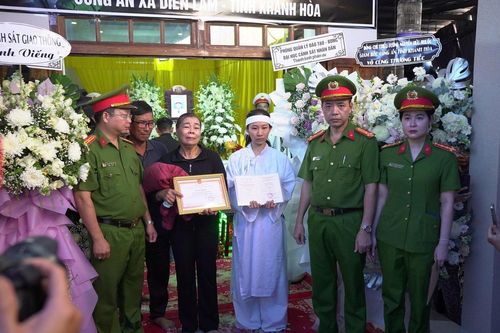 Truy thăng quân hàm, trao hỗ trợ gia đình đại úy công an hy sinh khi truy đuổi cát tặc
