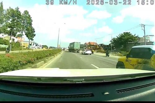 TP.HCM: Truy tìm tài xế xe đầu kéo lạng lách, chèn ép ô tô trên đường Mỹ Phước - Tân Vạn