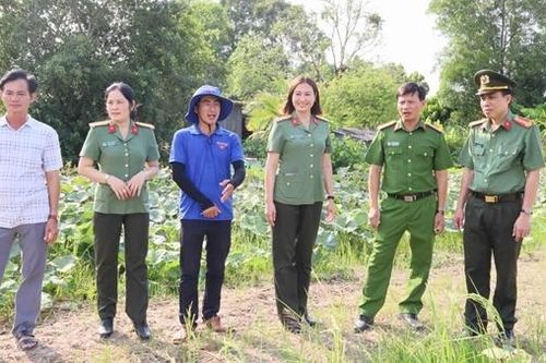 Công an tỉnh Cà Mau chung tay hỗ trợ nông dân tiêu thụ nông sản