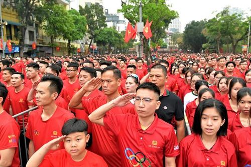 Biển người phủ kín bờ hồ Hoàn Kiếm hưởng ứng Ngày chạy Olympic 2026