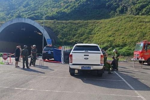 Tông vào lan can hầm Phú Gia, 2 người đi xe máy tử vong tại chỗ