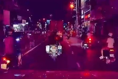 Công an phường mở đường, đưa người phụ nữ đi cấp cứu kịp thời
