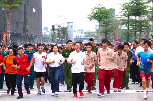 Đông đảo người dân tham gia Ngày chạy Olympic tại phường Phú Thượng