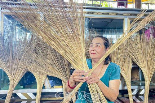 Chổi cọng dừa - sinh kế bền bỉ từ hồn quê