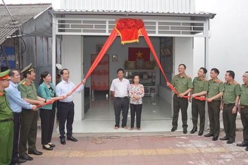 Bộ Công an xây dựng 500 căn nhà tặng đồng bào khó khăn tại tỉnh Cà Mau