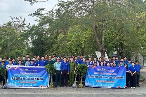 Tuổi trẻ Công an TPHCM tiếp tục mở cao điểm bóc, xóa quảng cáo trái phép