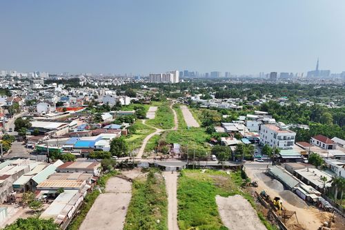 Công trường Vành đai 2 TP.HCM vắng lặng sau 3 tháng tái khởi động