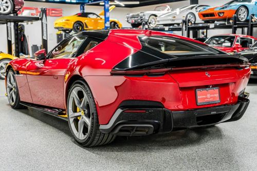 Ferrari triệu hồi mẫu V12 mới vì kính quá tối