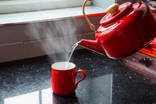 Vì sao người Trung Quốc thích uống nước nóng ngay cả trong mùa hè?
