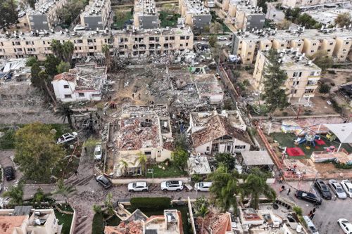Hiện trường tan hoang sau loạt tên lửa Iran dội xuống gần cơ sở hạt nhân Israel