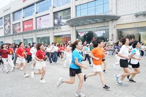 Phường Tây Mỗ hưởng ứng Ngày chạy Olympic vì sức khỏe toàn dân