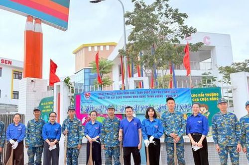 Tuổi trẻ phường Vĩnh Hưng ra quân 'Chủ nhật xanh', lan tỏa hành động vì môi trường