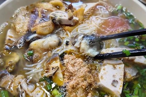 Bát bún riêu 80.000 đồng ở chợ Đồng Xuân 'gây bão'