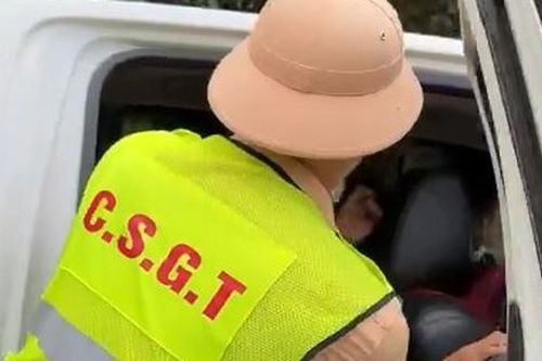 CSGT dùng xe chuyên dụng đưa người bị nạn đi cấp cứu kịp thời