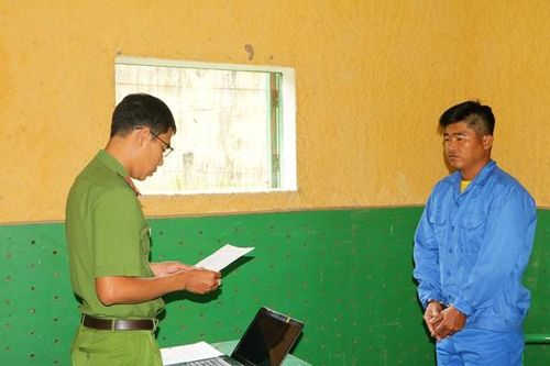 Mẹ bị dọa đâm, con trai quật ngã đánh bố đẻ tử vong