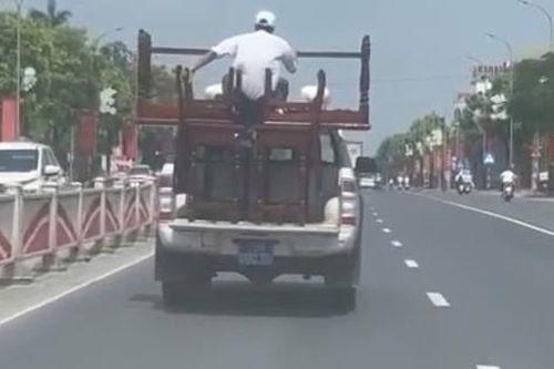 Xác minh ô tô biển xanh chở bàn ghế cồng kềnh, người ngồi trên thùng khi di chuyển