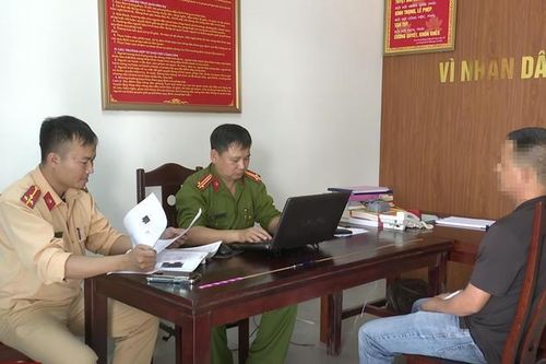 Người đỗ ô tô chiếm đường, nhờ đánh xe đi nhưng ngồi bấm điện thoại nhận án phạt