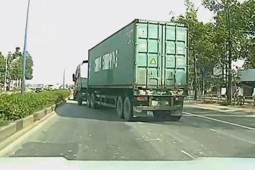Cận cảnh xe container lạng lách, tạt đầu trên đường Mỹ Phước Tân Vạn