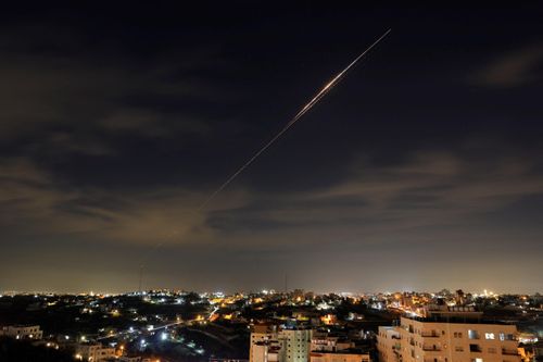 Tên lửa chùm Iran rạch ngang bầu trời Israel lúc nửa đêm