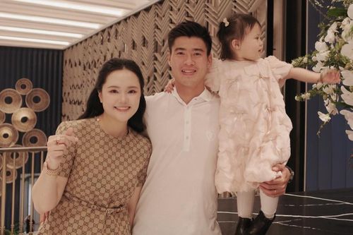 'Bóc giá' set đồ xa xỉ của vợ Duy Mạnh ở đám cưới MC Mù Tạt - Đức Huy