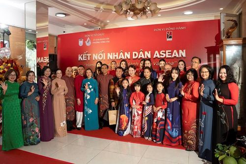 Đoàn ngoại giao ASEAN xem trình diễn áo dài, khám phá văn hóa Châu Ro