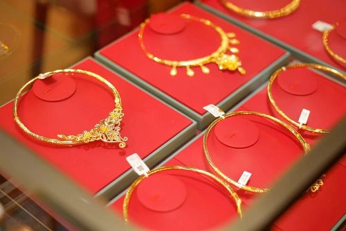 Giá vàng ngày 23/3: Chưa dừng đà 'lao dốc', giá vàng trong nước xuống mức 169 triệu đồng/lượng